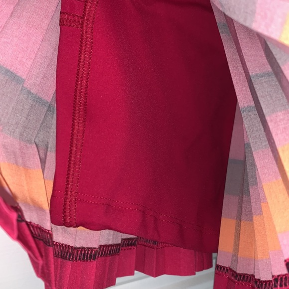 RARE LULULEMON SKORT! Get it before it is GONE!! Size 2 - Picture 9 of 9